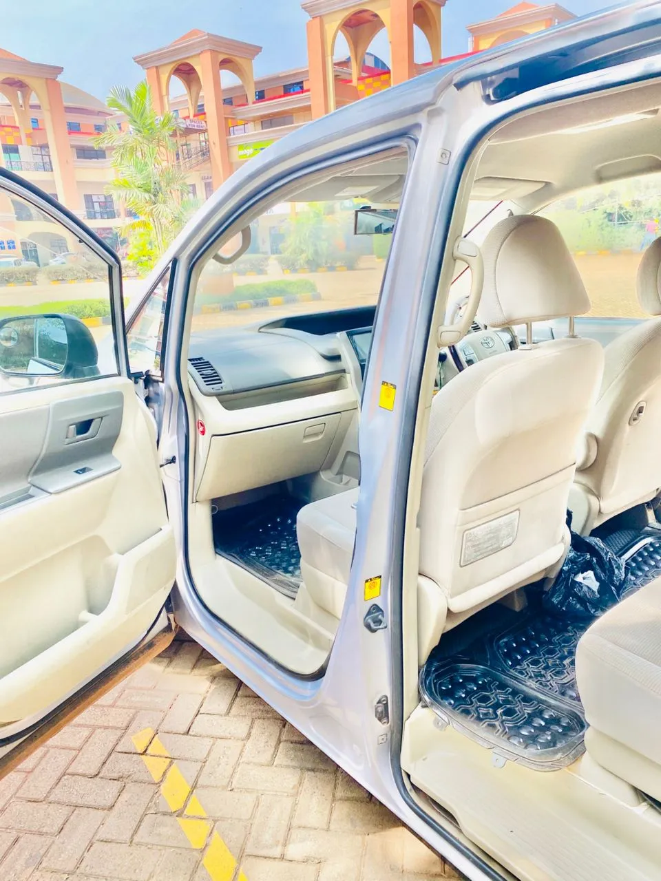 Toyota Noah, photo 6 of 8
