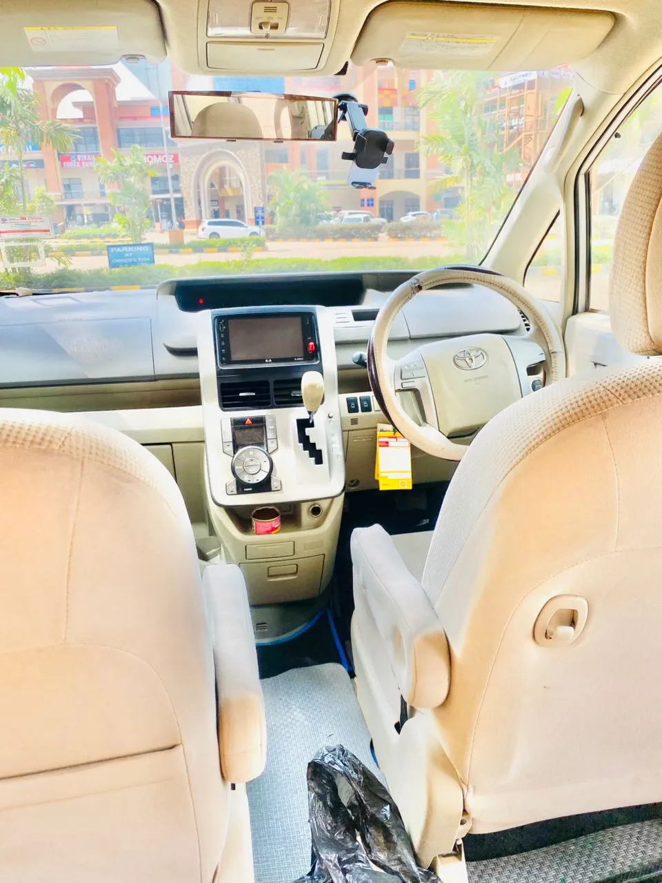 Toyota Noah, photo 7 of 8