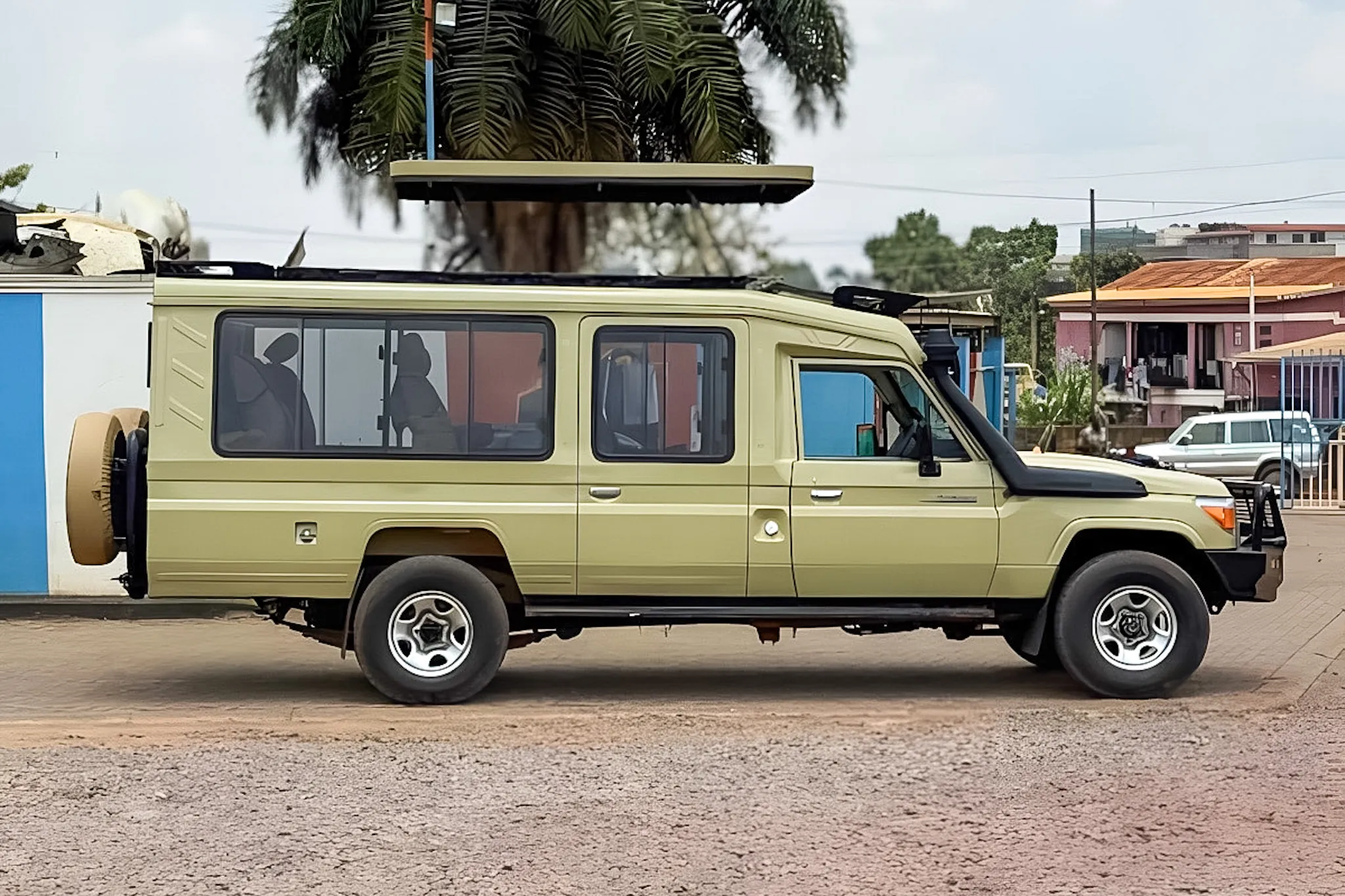 Safari Land Cruiser, photo 3 of 3